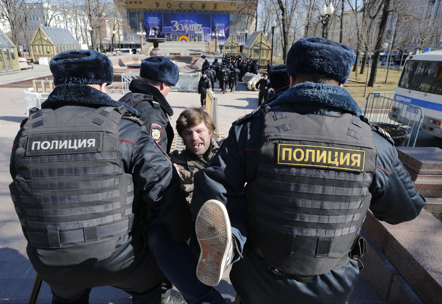 Vene politseinikud toimetavad meeleavaldaja minema