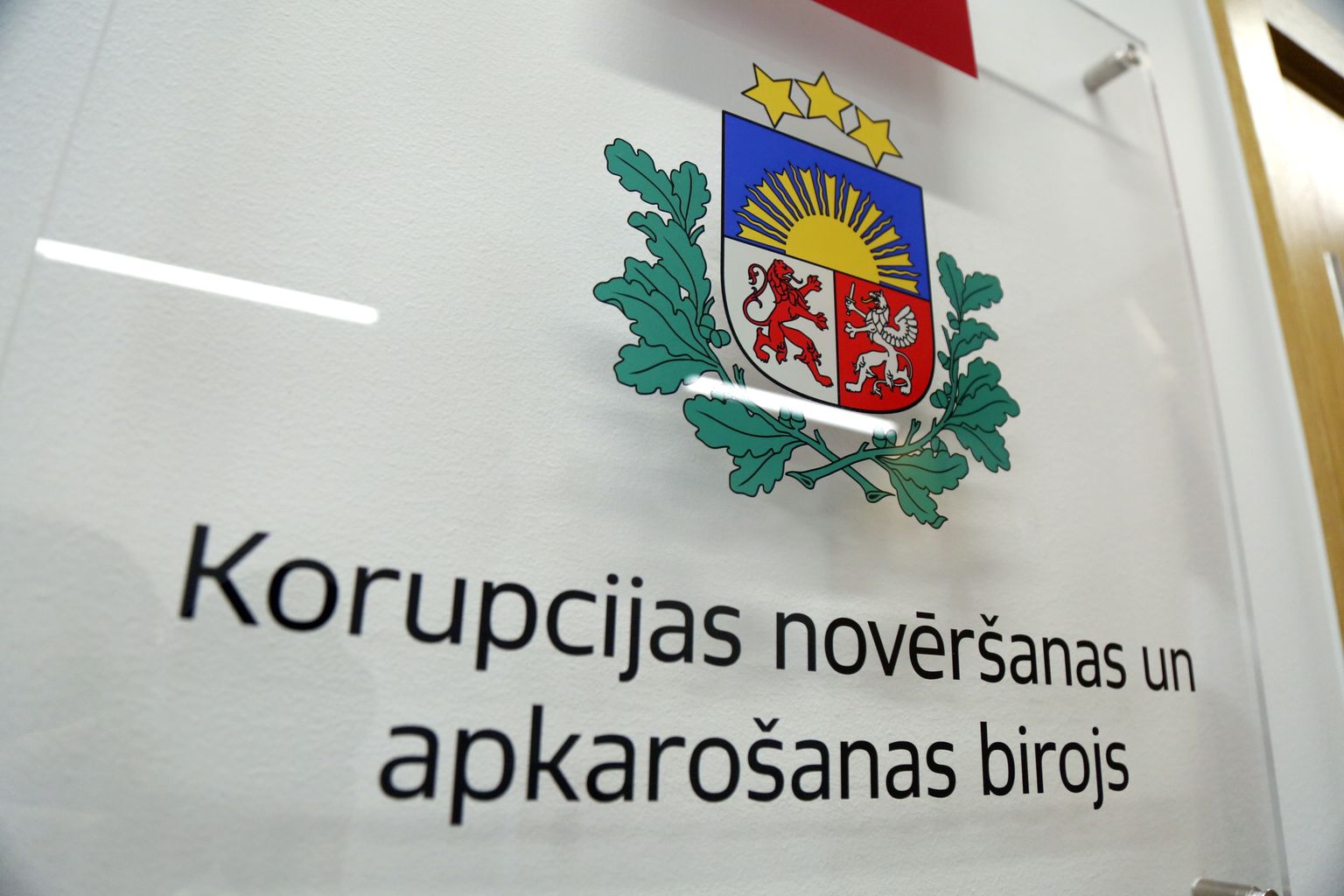 KNAB izkārtne pie ēkas