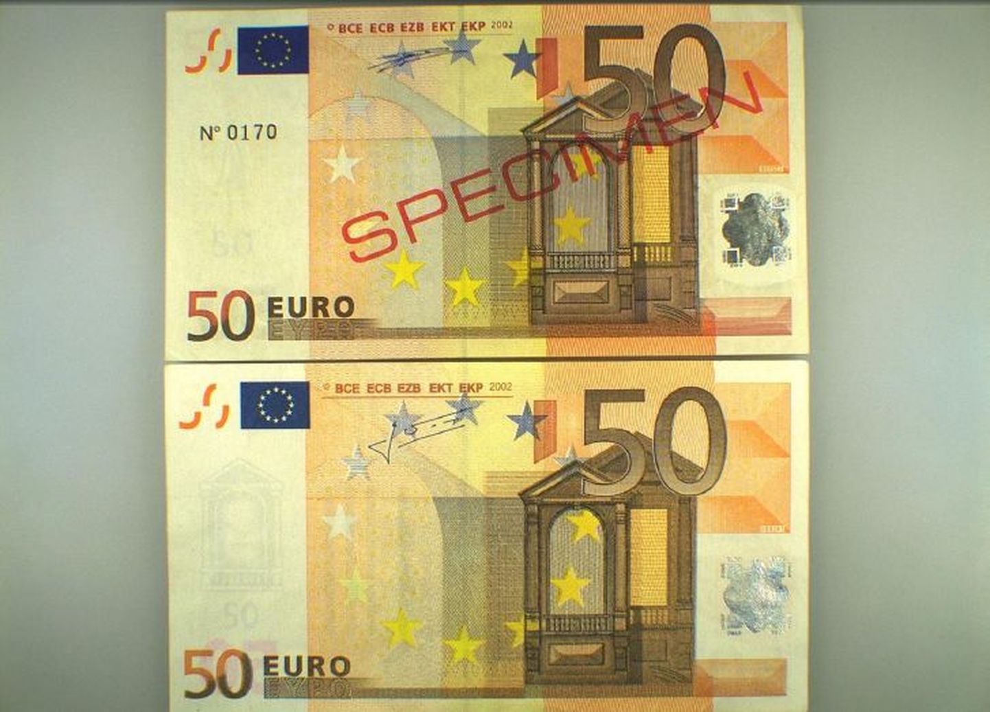 Поддельная (внизу) и настоящая купюра в 50 евро.