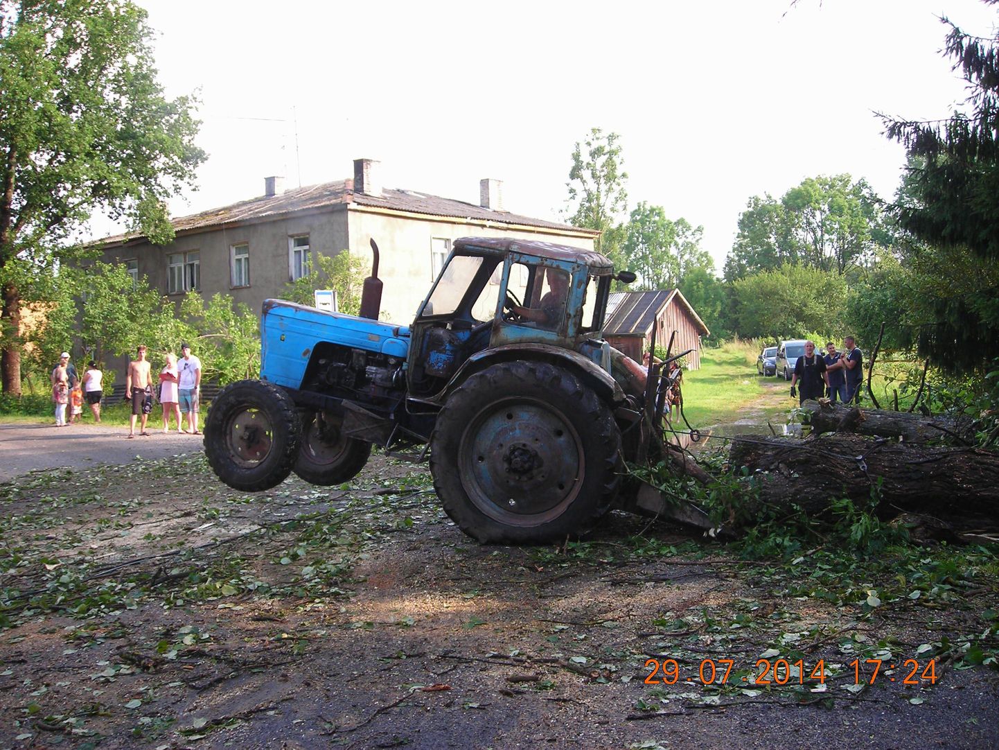 Tõnissaare külas osutasid päästjatele langenud puude eemaldamisel, tõhusat abi saagide ja traktoritega kohale tulnud elanikud.