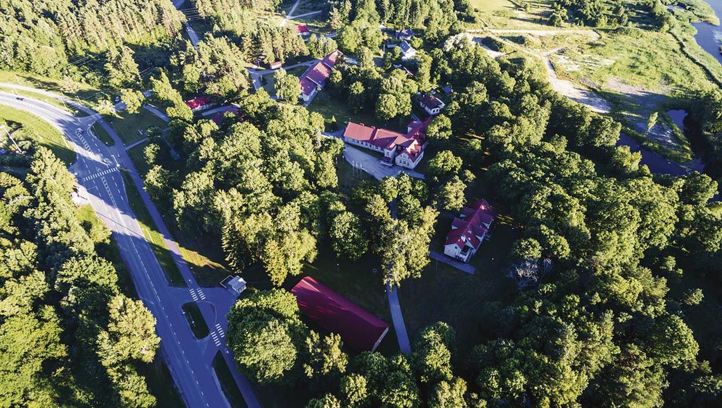 Hooldekodu asub nagu linnast eemal, aga ikkagi linna territooriumil ja super kohas Pärnu jõe kaldal.