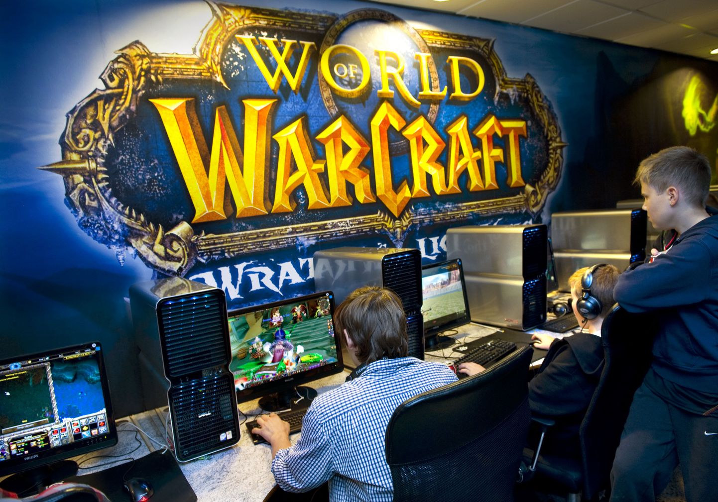 Poisid mängivad «World of Warcrafti» mängu.