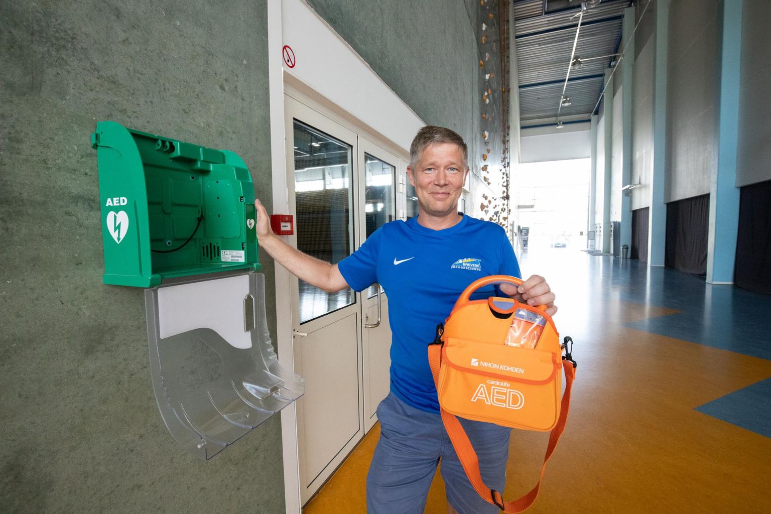 Rakvere spordikeskuse haldusjuht Andres Uska kinnitab, et AED-aparaat on hädavajalik abimees.