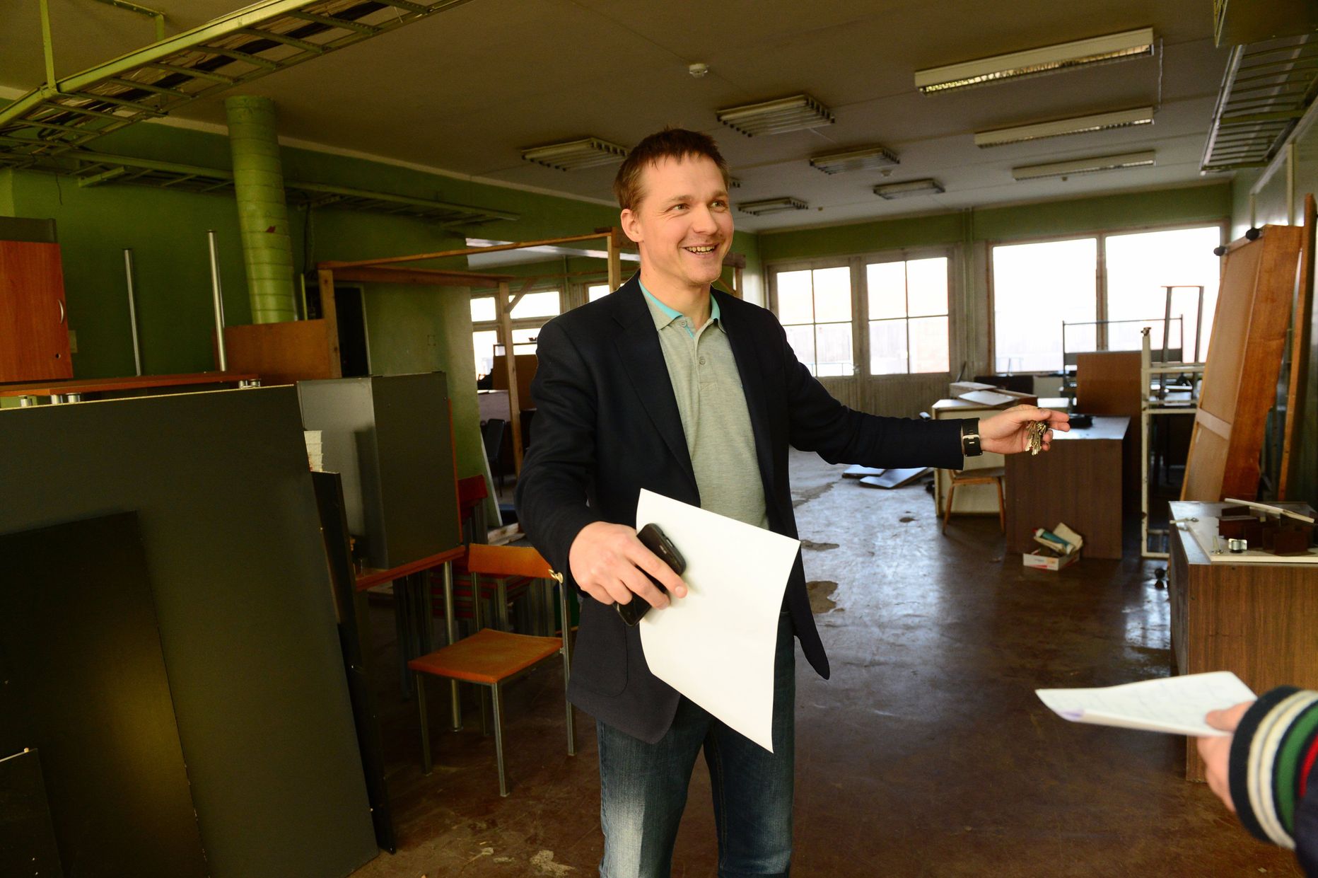 Siia tuleb uus toidutehnoloogia õppekavade laborikompleks, näitab maaülikooli toiduteaduse ja toidutehnoloogia osakonna juhataja Hannes Mootse nõukogude aja hõngulist ruumi Kreutzwaldi 56 korpuses 3/5.