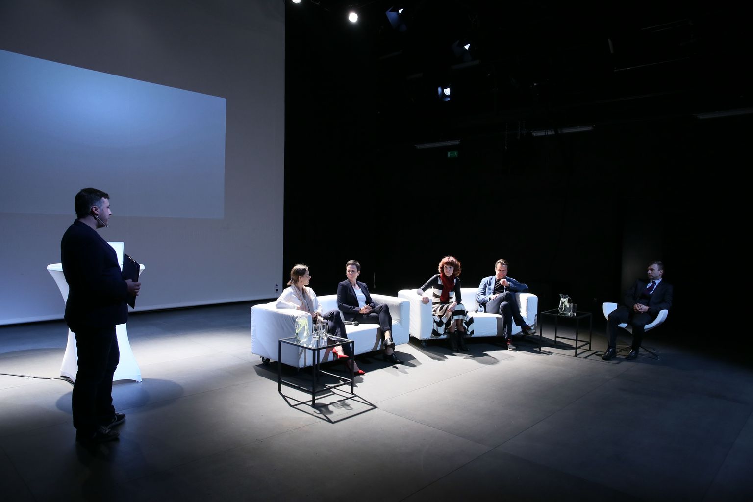 Telliskivi loomelinnaku laval arutlesid eile Eesti tunnusmärgi üle Eesti kuvandi töörühma juht Paul Kristjan Lilje (vasakult), ETV Plussi peatoimetaja Darja Saar, Premia juhatuse esimees Katre Kõvask, Eesti tulevikuloo eestvedaja Ruti Einpalu, Tallinna Lennujaama juhatuse liige Erik Sakkov ja Arengufondi juht Pirko Konsa.