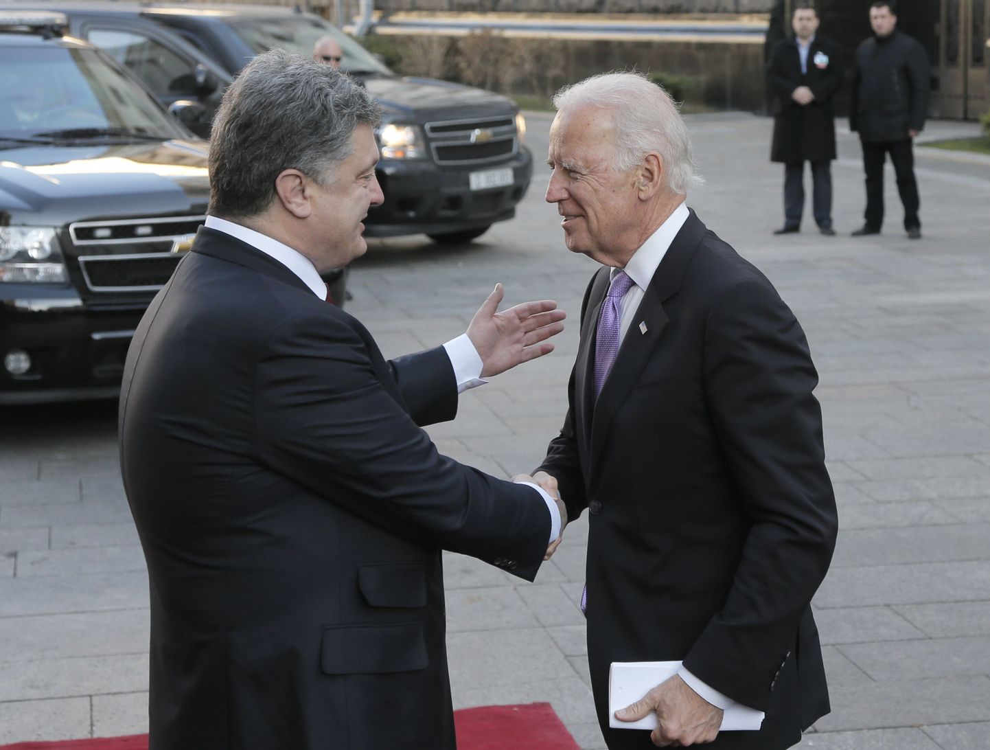 Ukraina president Petro Porošenko (vasakul) tervitab täna Kiievis USA asepresidenti Joe Bidenit.