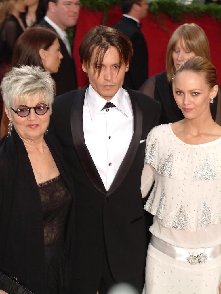 Johnny Depp, tema ema Betty Sue Palmer ja Vanessa Paradis 2004. aastal. Foto: