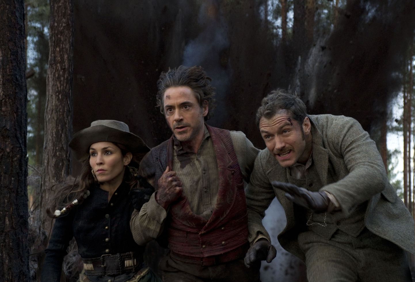 Три товарища: Холмс (в центре), Ватсон и цыганка Симза убегают от подручных адского профессора.