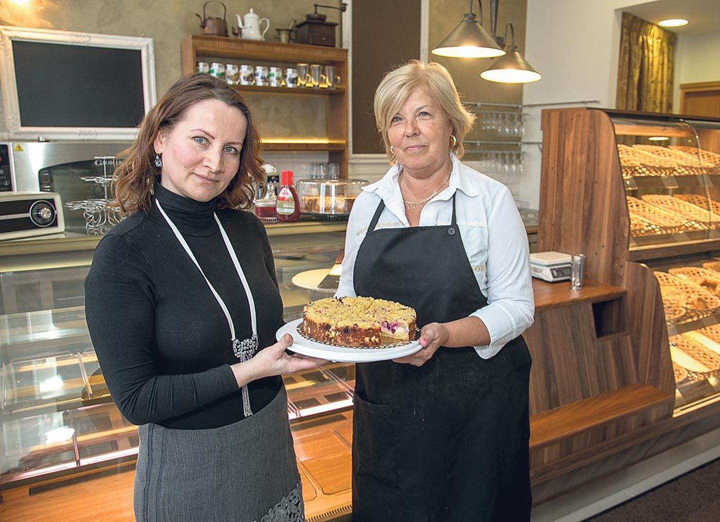 Ellen Potsepp (paremal) ja Karin Otto soovitavad kohvikus maitsta nii sooje saiu kui Ameerika toorjuustukooki.