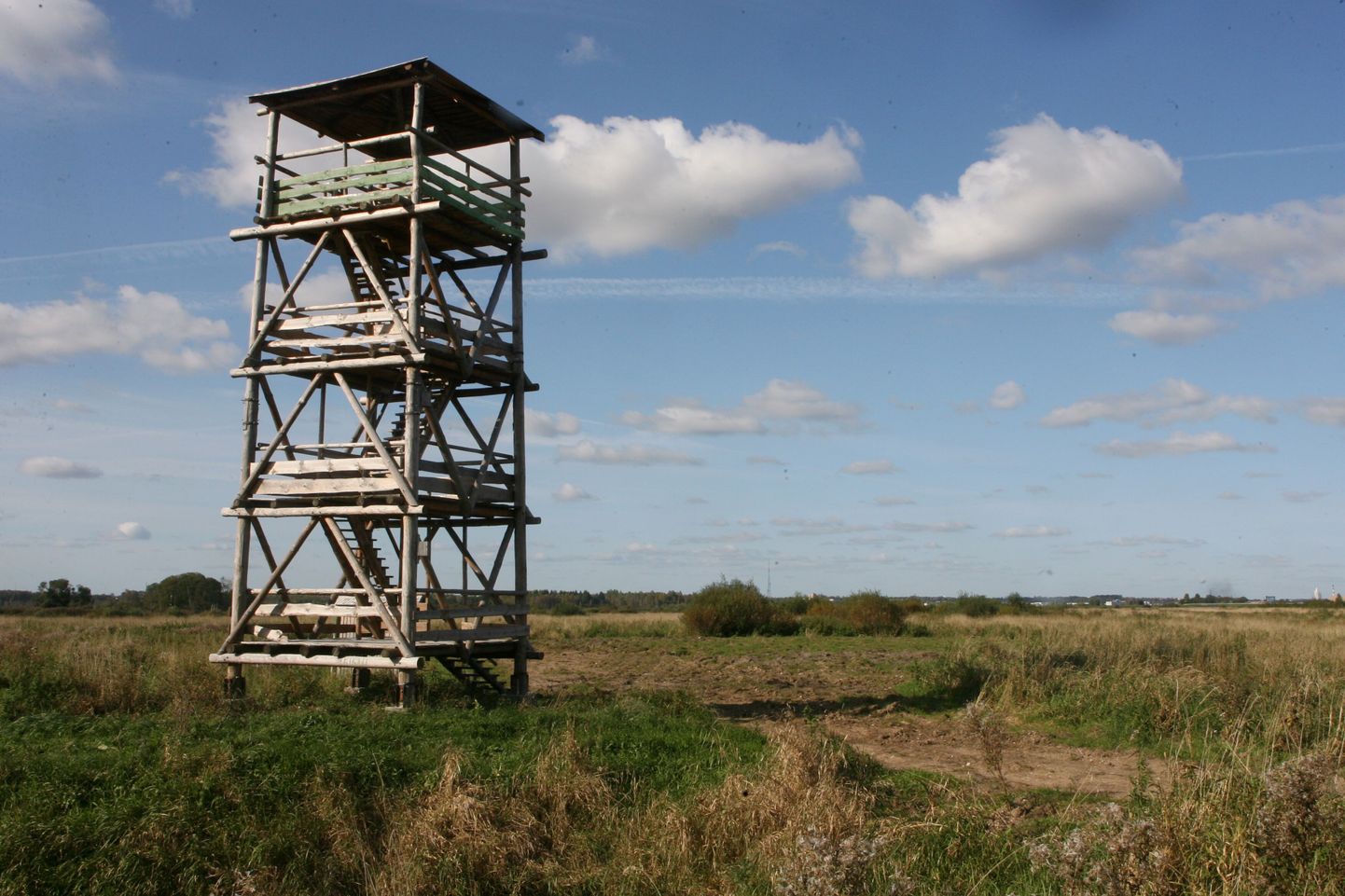 Ropka-Ihaste kaitsealal Aardlapalus kõrgub linnuvaatlustorn, kust avaneb ilus vaade.
