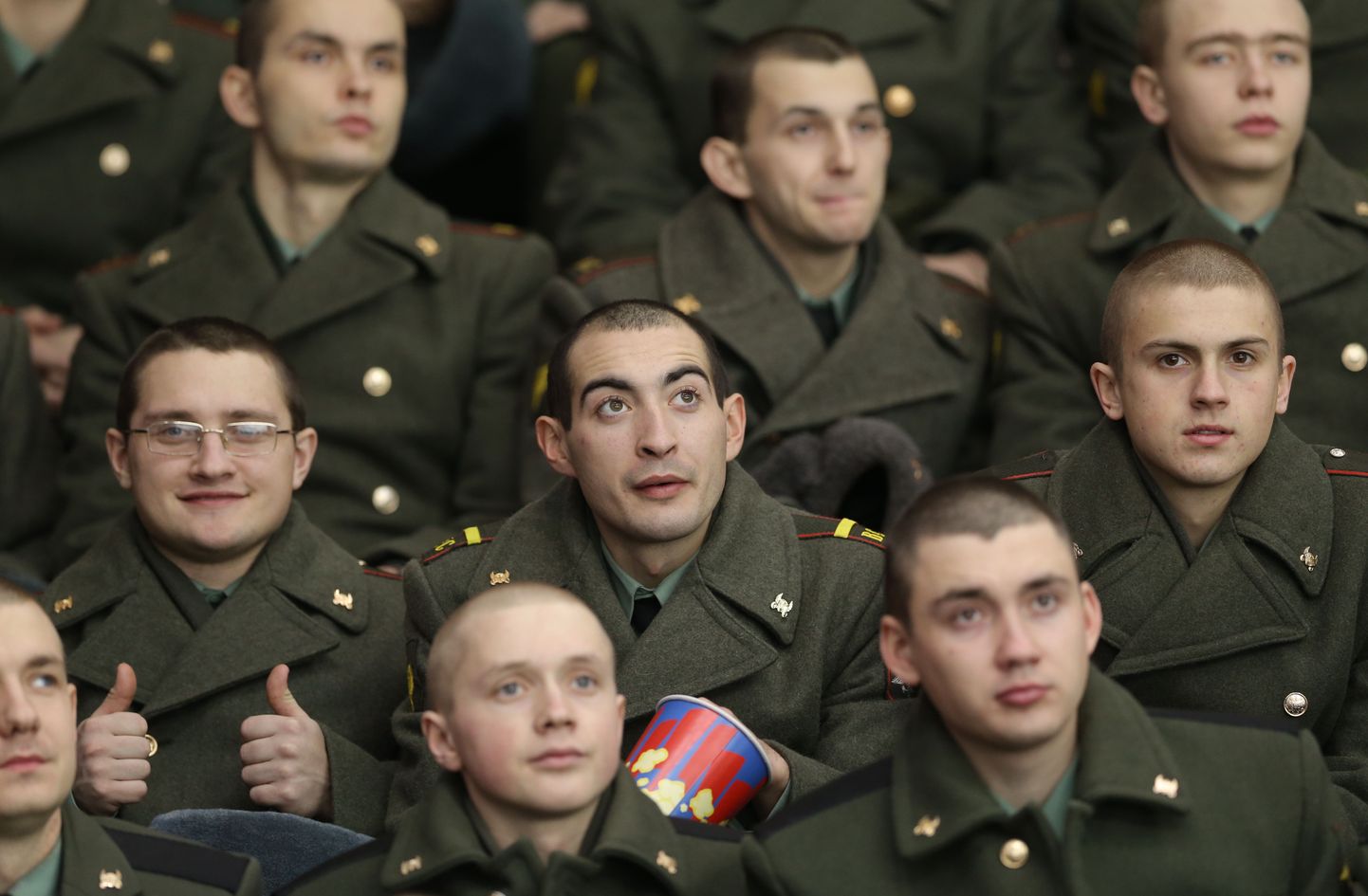 Vene sõdurid jälgivad CSKA (AKSA, Armee Keskspordiklubi) ja Sotši hokiklubi omavahelist heitlust.