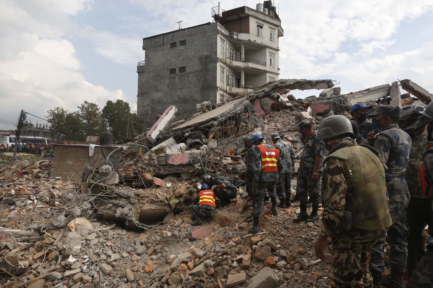 Päästetööd Nepali maavärina järel