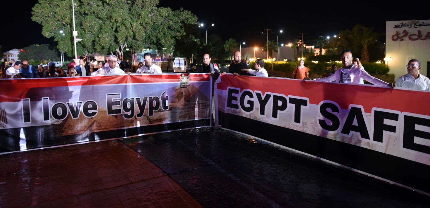 Inimesed osalevad Egiptuse turismi toetusmarsil populaarses Naama Bay piirkonnas, Sharm el Sheikhis.