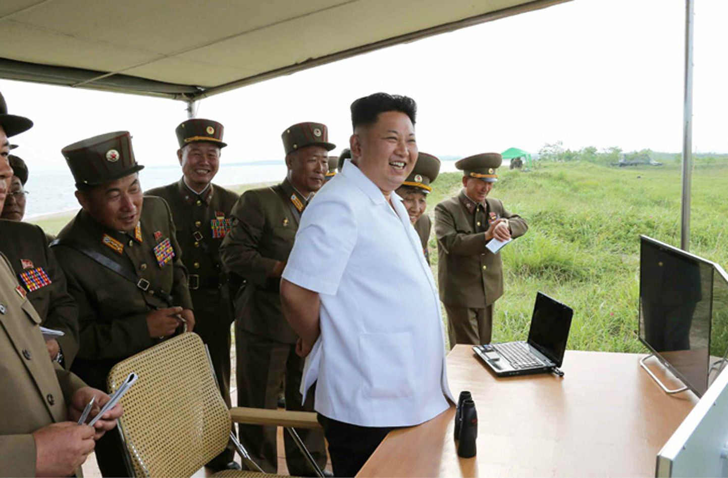 Põhja-Korea ametliku uudisteagentuuri foto raketikatsetust jälgivast Kim jong-unist.