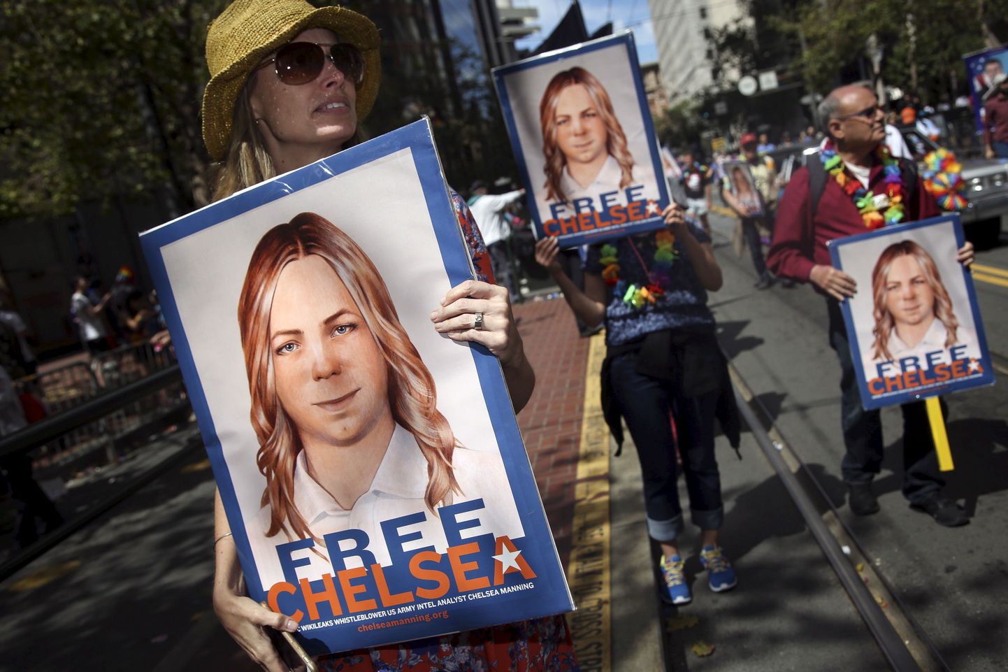 Chelsea Manningi pilte kandvad inimesed San Francisco seksuaalvähemuste paraadil