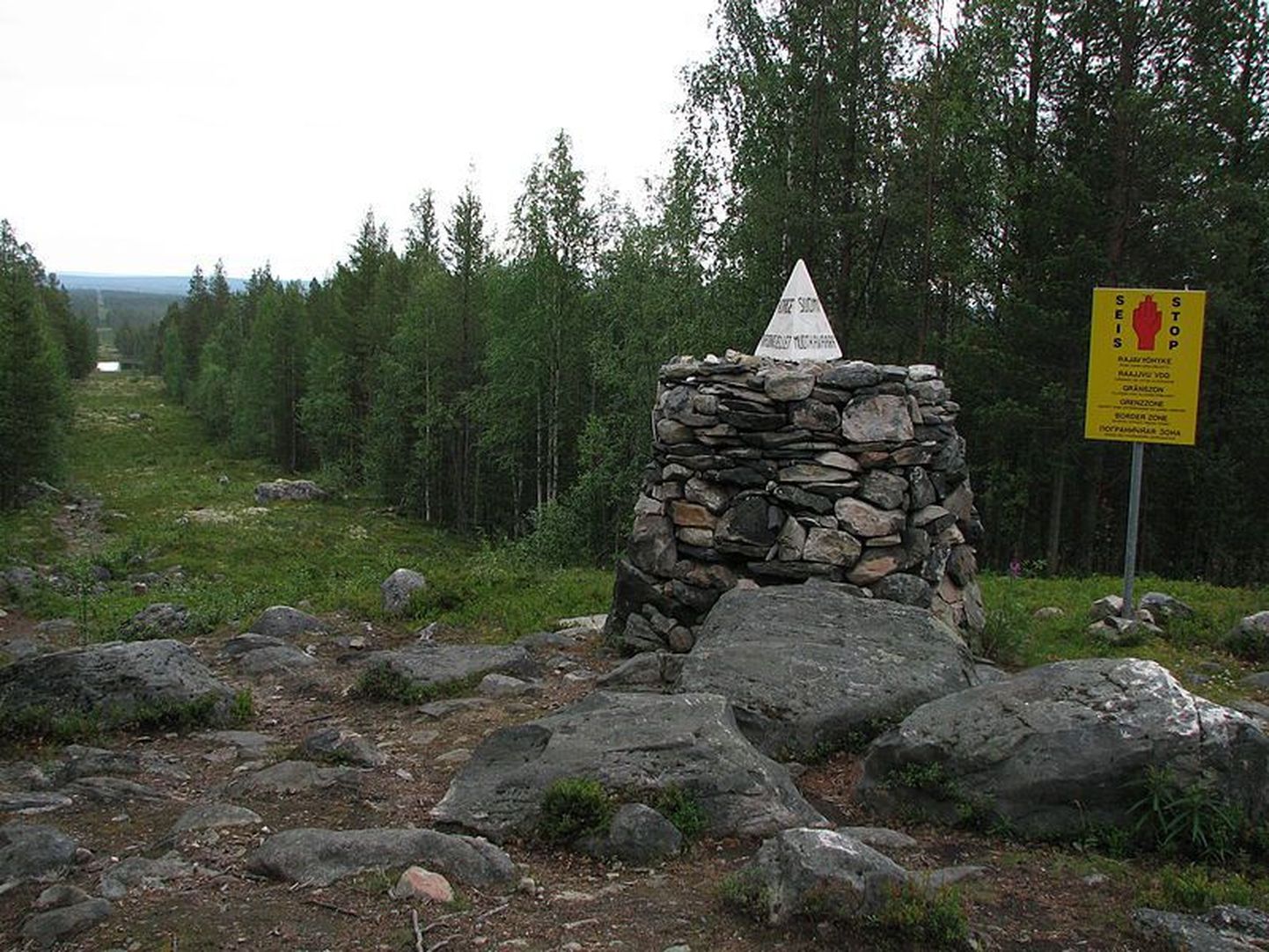 Пограничный камень в месте соединения русско-финляндско-норвежской границы.