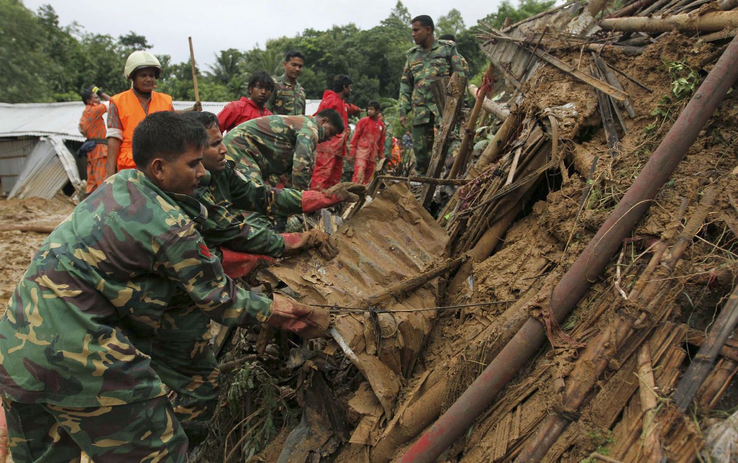Bangladeshi päästjad otsimad ellujäänuid