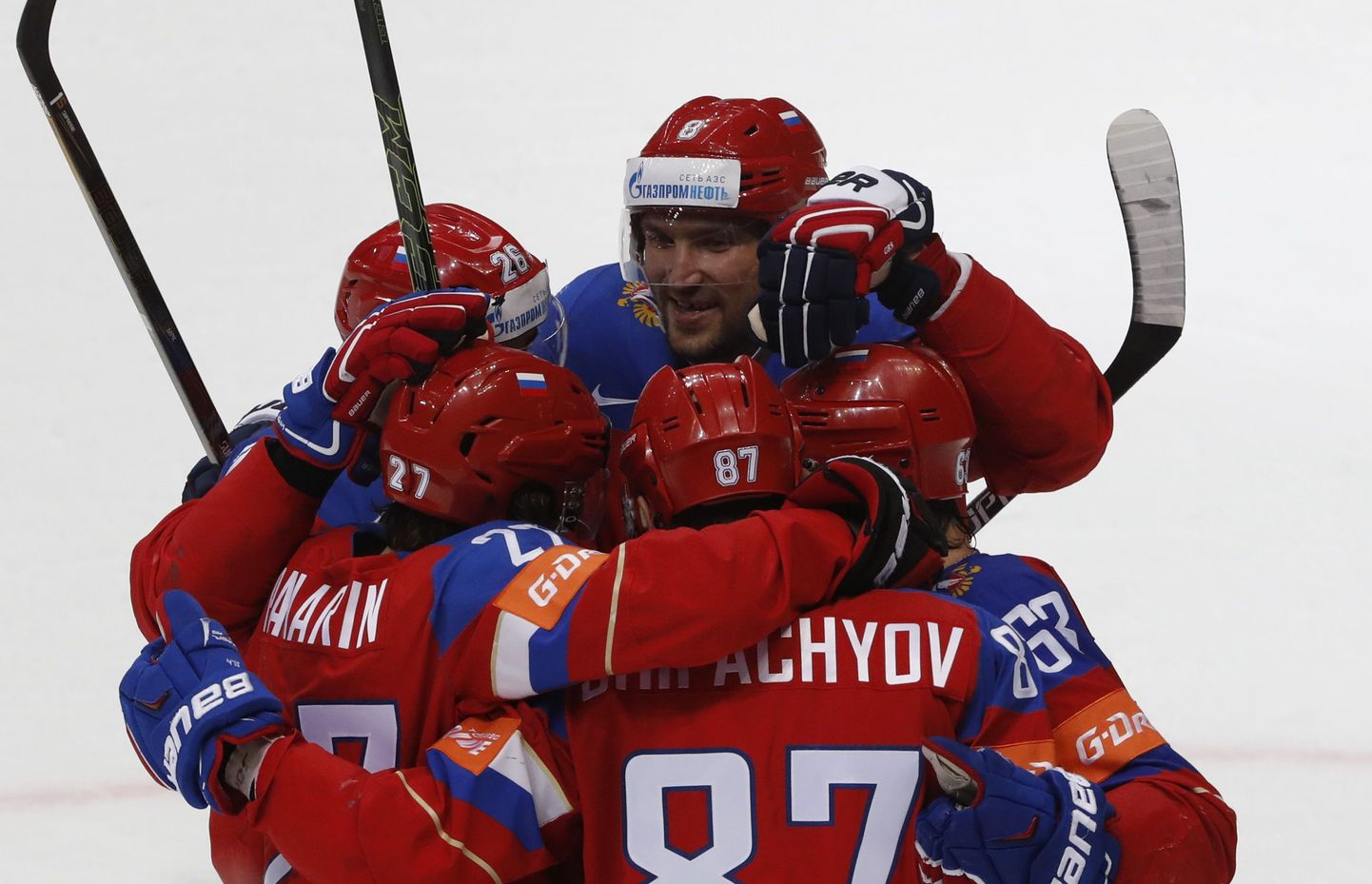 Хоккеисты сборной России радуются заброшенной в ворота американцев шайбе.