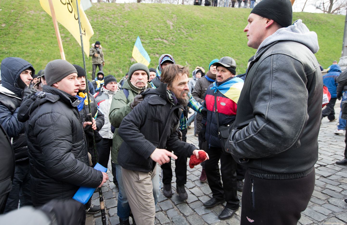 Ukraina opositsiooni poolehoidjad pidasid teel valitsuse hoone juurde kinni provokaatori (vuntsidega, ilma mütsita), kellelt võeti ära kivi.