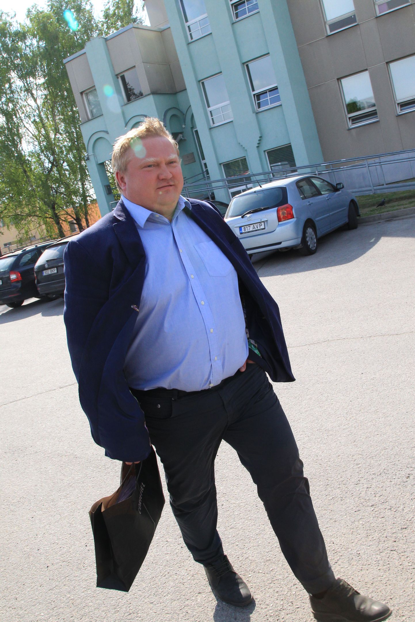 Kuriteokahtluse tõttu kinni peetud Kajar Lember lahkumas 25. mai õhtul Tartu arestimajast.