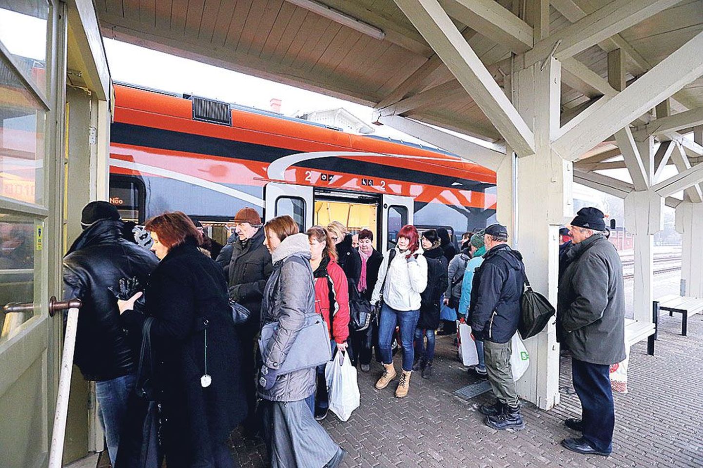 Eile hommikul kell 10.14 Tartu vaksalis Tallinna rongi pealt maha astunud reisijad kinnitasid, et oli küll pisut kitsas, kuid istekohti jätkus sellel reisil kõigile.