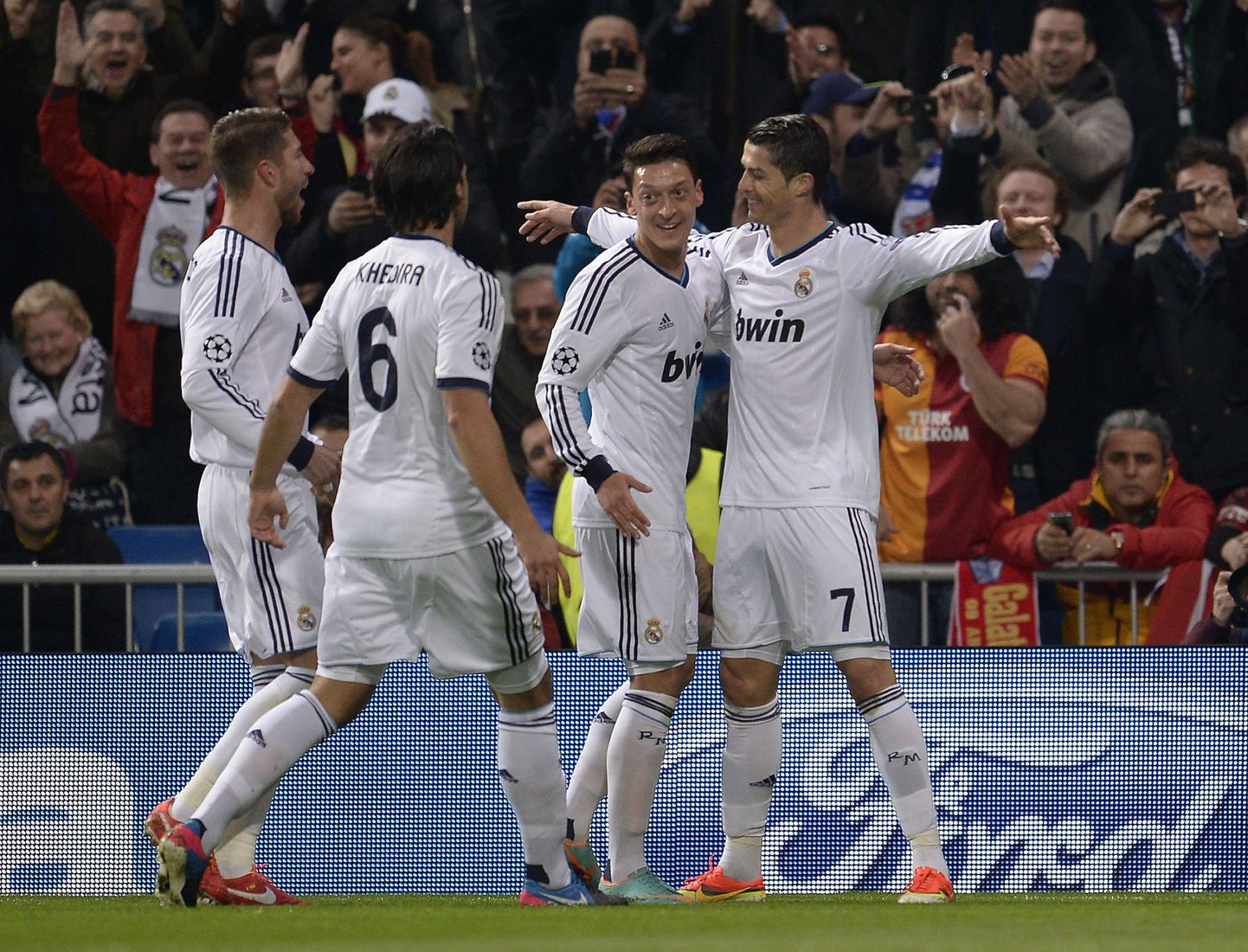 Madridi Reali mängijad Cristiano Ronaldo väravat tähistamas.