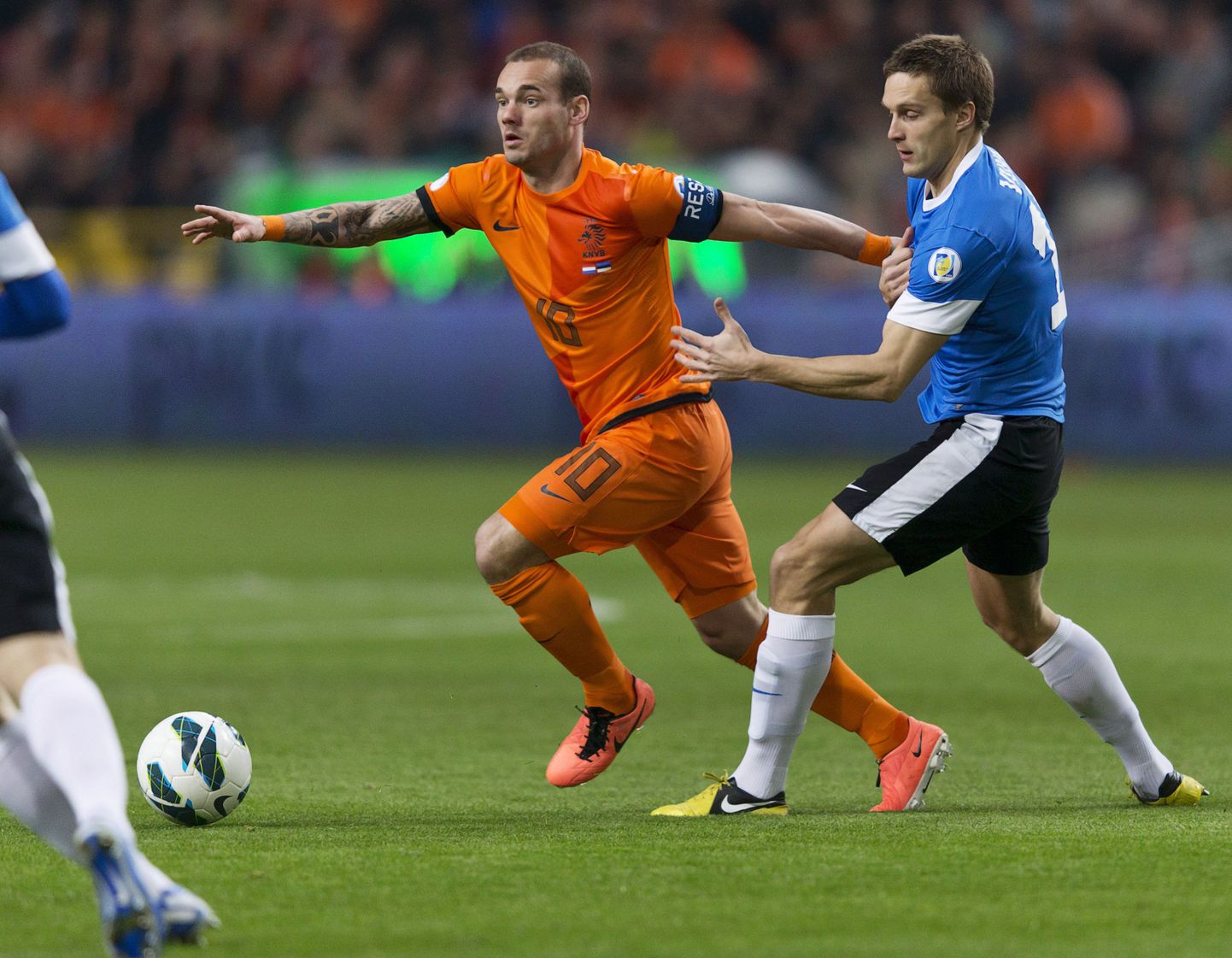 Martin Vunk (paremal) heitlemas Wesley Sneijderiga.