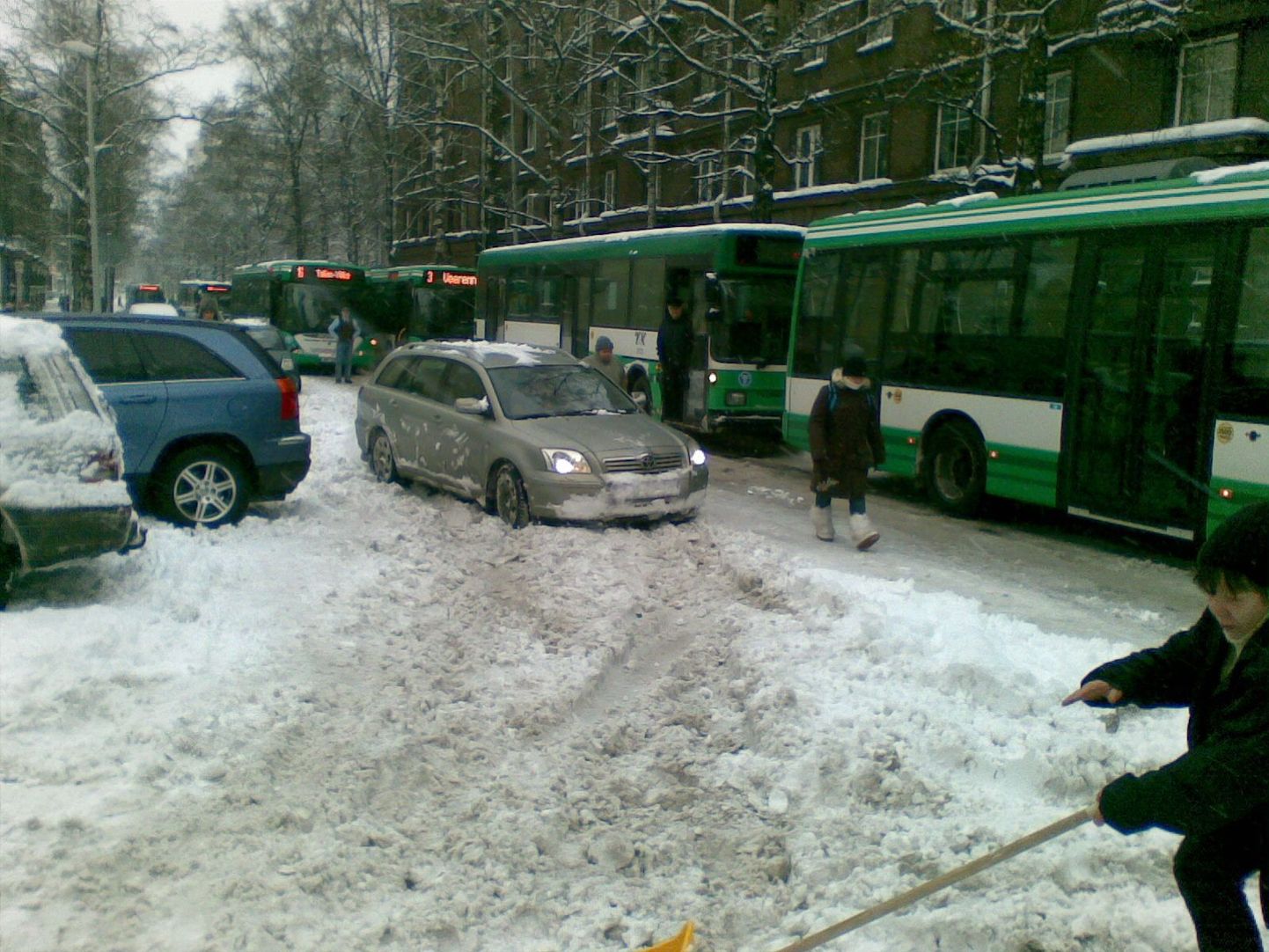 Täna kell 10.47 istus Tallinnas Lembitu tänaval 11 bussi lumevangis.