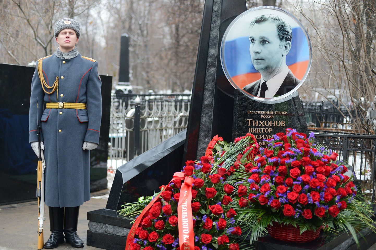NSV Liidu jäähokimängija ja -treeneri Viktor Tihhonovi haud Moskva Vagankovo kalmistul.
