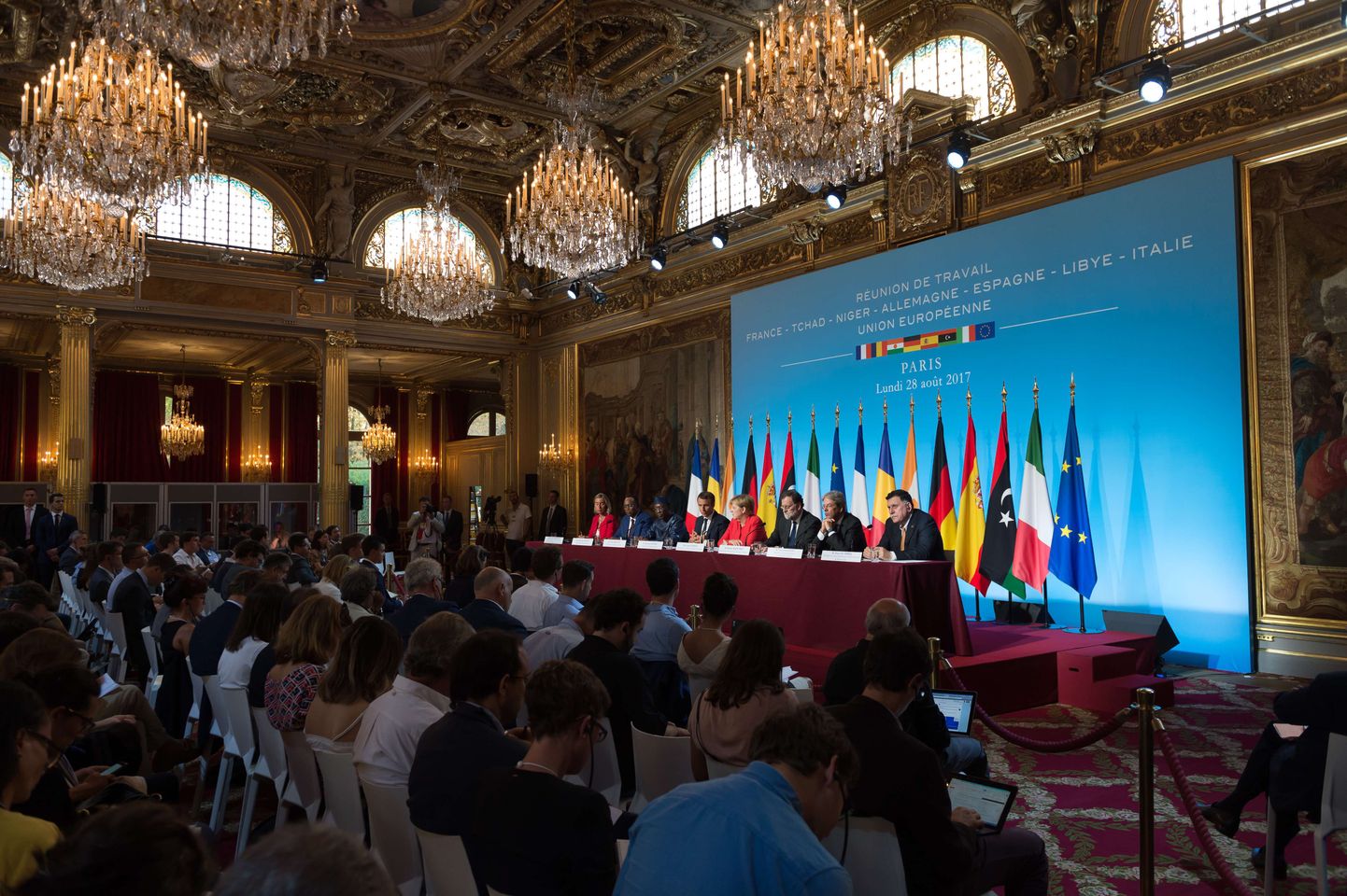 Seitsme Aafrika ja Euroopa Liidu riigi liidrid arutasid esmaspäeval Pariisis võimalusi rändetulva ohjeldamiseks.