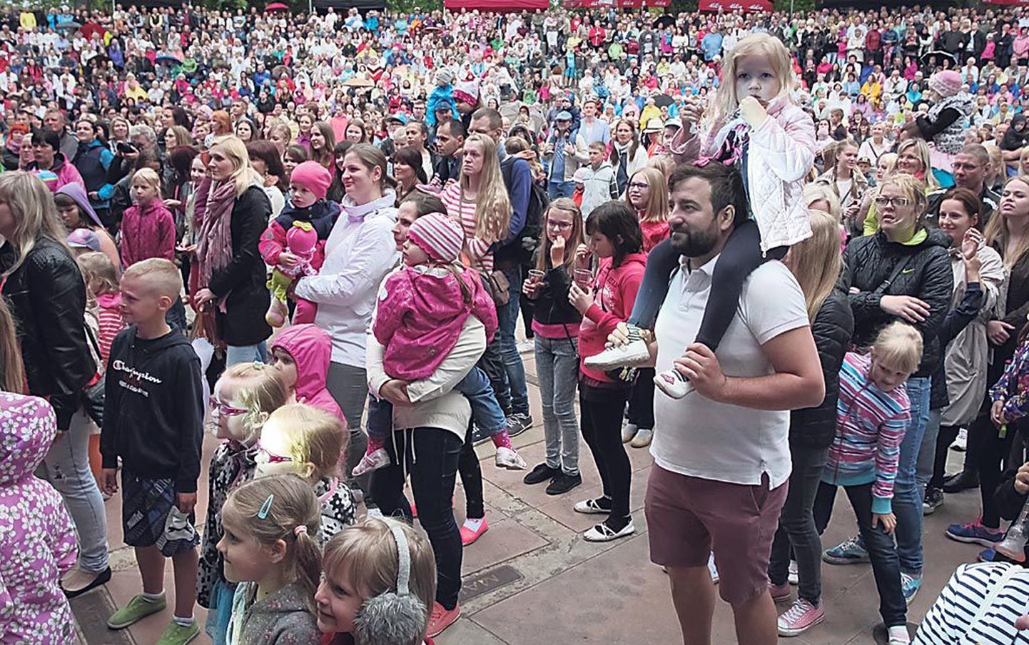 Pärnule suvepealinna tiiti iüleandmist ja järgnenud kontserti uudistas Vallikäärus mitu tuhat inimest.