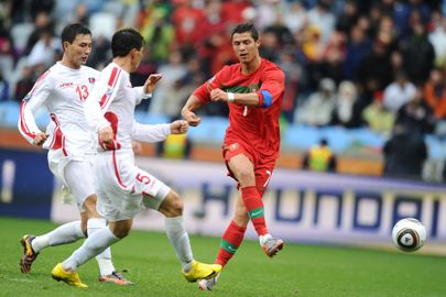 Põhja-Korea jalgpallurid (valges) üritavad eelmisel MMil takistada Cristiano Ronaldo tegutsemist.