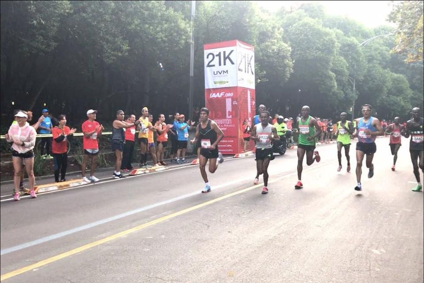 Maratoni 21. kilomeeter. Jooksurajal on eliitjooksjad, kuid kuidagi on neist vahepeal möödunud ka amatöörid, kes raja kõrval neid ergutavad.