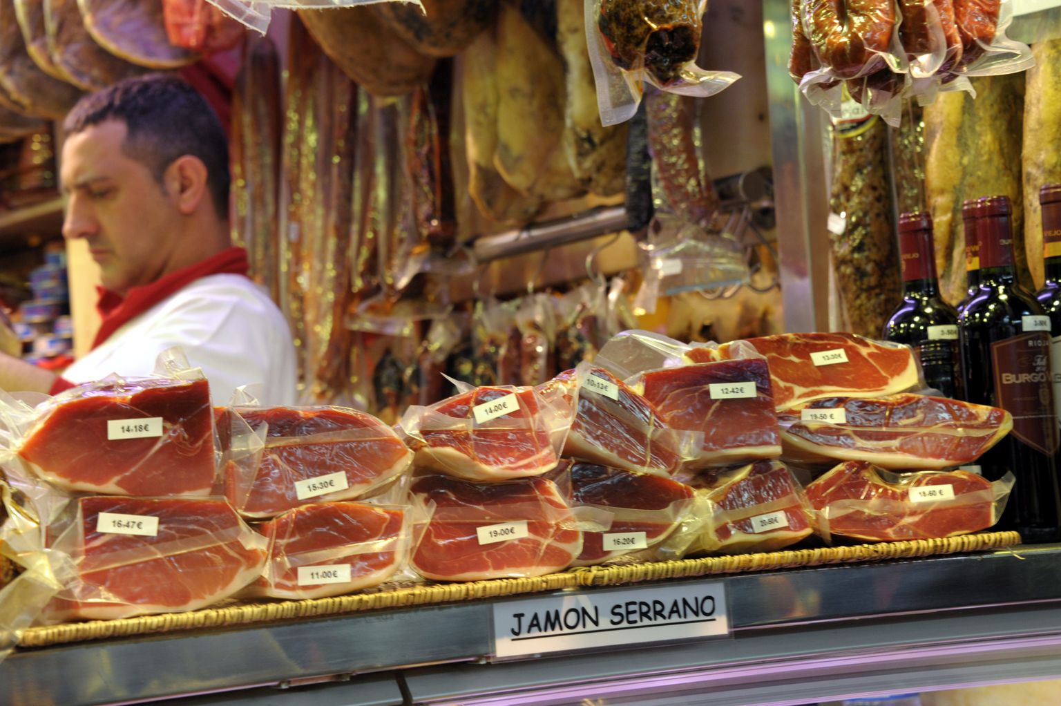La Boqueria turul käivad kohalikud sisseoste tegemas.