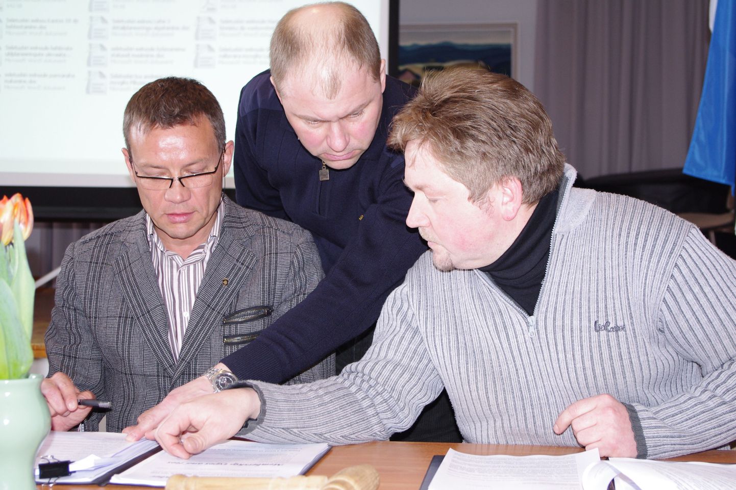 Otepää volikogu esimees Jaanus Raidal (vasakul), volikogu liige Aivo Pärn ja aseesimees Jaanus Barkala