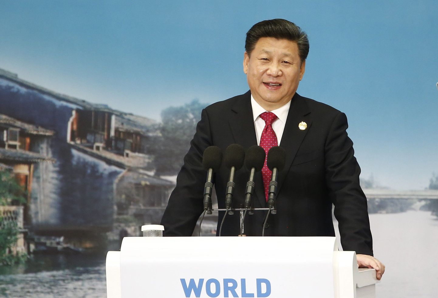 Xi Jinping konverentsil kõnet pidamas.