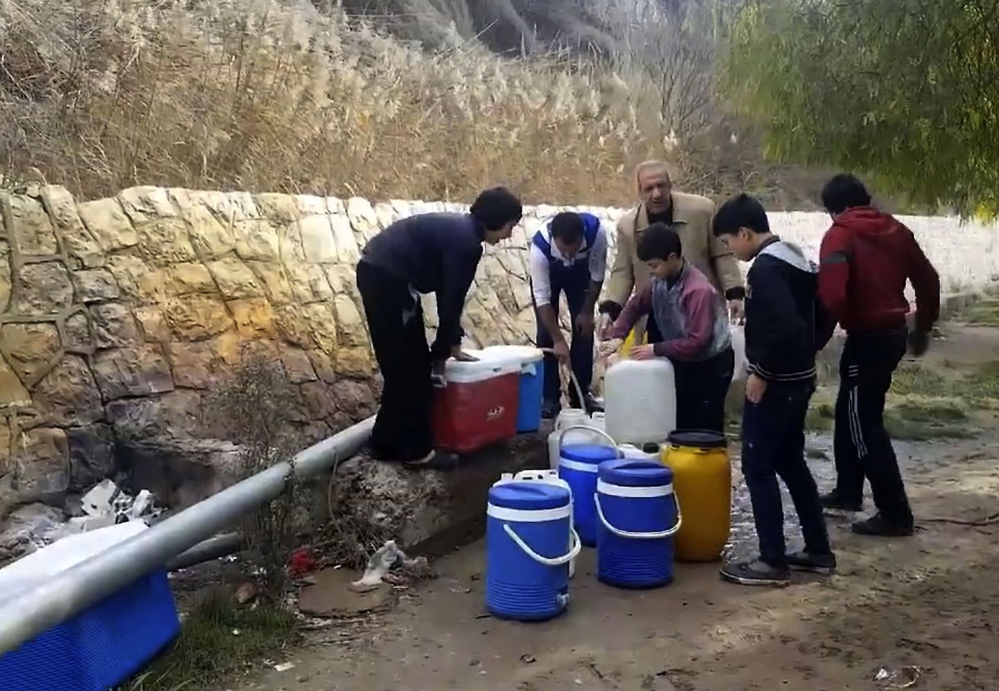 Süürlased Damaskuse lähedal veevarusid täiendamas.
