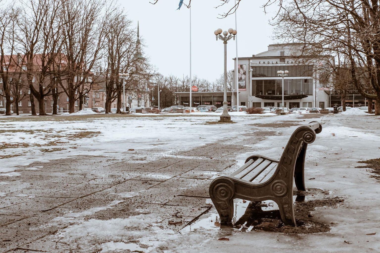 Tundub, et stalinistliku väljakuna kaitse alla võetud Keskpargis võiks ajastutruusid diivanpinke rohkem olla.