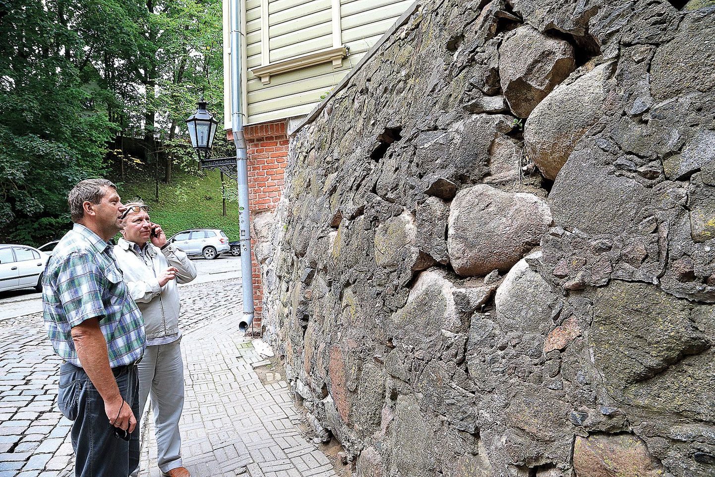 Linnaametnikud Andres Pool (vasakul) ja Urmas Mets käisid eile müüri uurimas ning leidsid, et pähe kukkumas see pole.