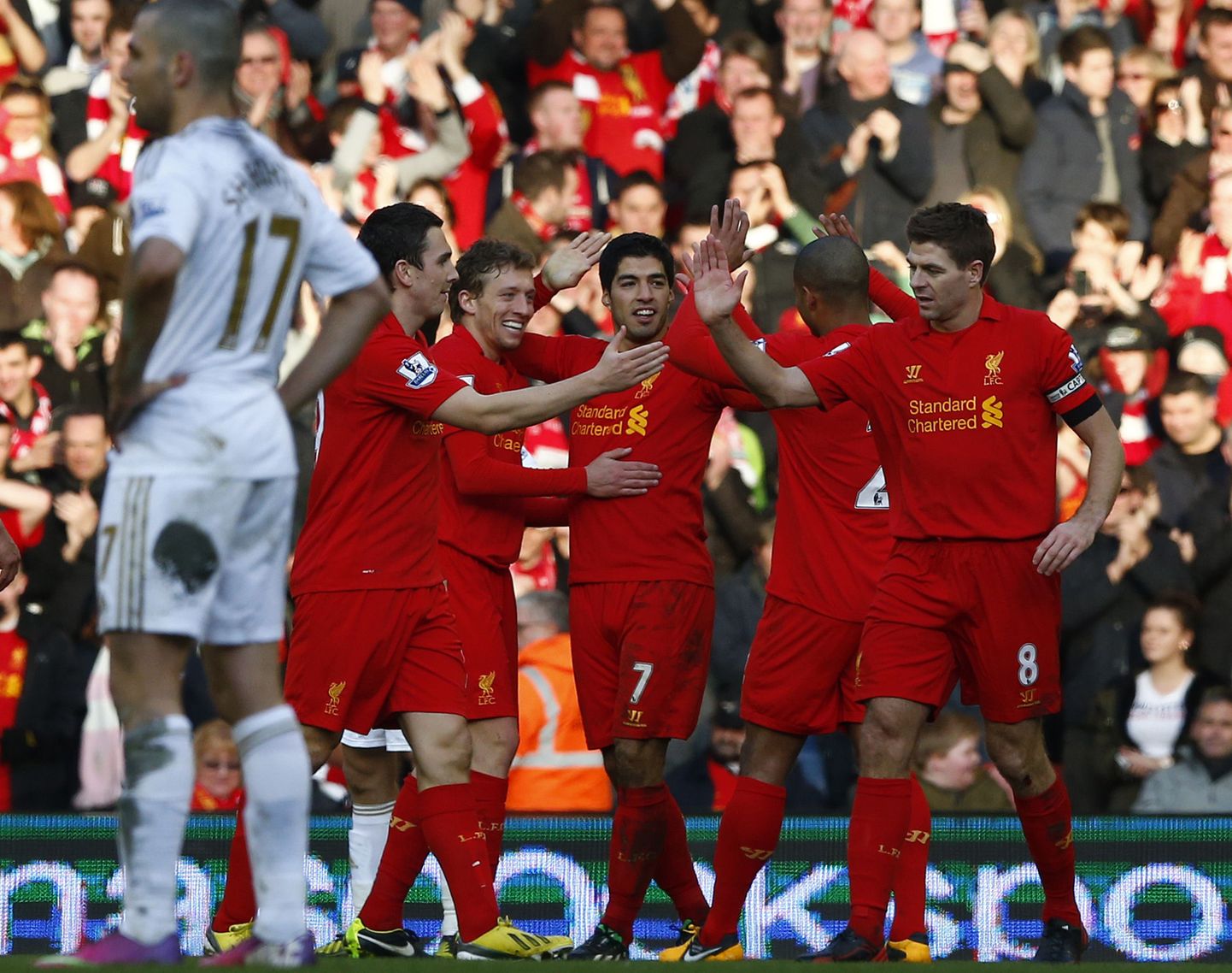 Liverpooli mängijad väravat tähistamas.