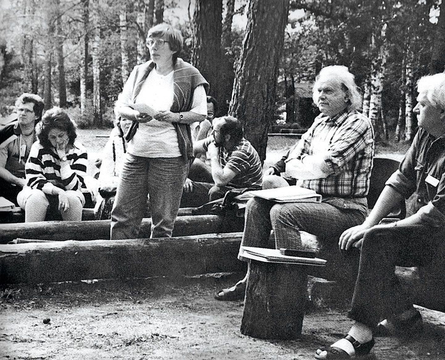 Hetk 1990. suvel toimunud Metroolt (Rootsi Metsaülikool). Kõnelemas Marju Lauristin, teda teiste hulgas kuulamas Andra ja Rein Veidemann ning Ilmar Laaban.