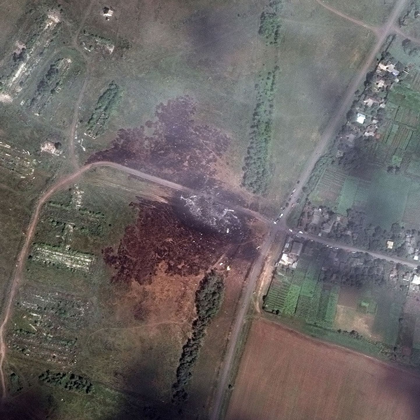 Satelliidifotod pühapäevasest olukorrast õnnetuspaigas Hrabove küla lähistel.