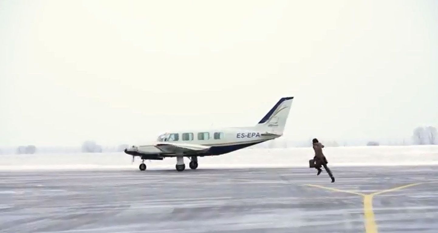 Kaader Tartu linnavalitsuse tellitud lennundusreklaamist, kus koju sõita sooviv itaallane jääb lennukist maha.