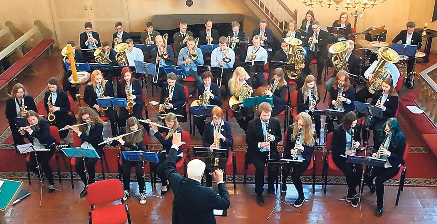 Muusikasõpru kutsutakse üles toetama kellamängu ostmist Pärnu noorte puhkpilliorkestrile. Pildil on orkester oma 10. aastapäeva kontserdil Eliisabeti kirikus.