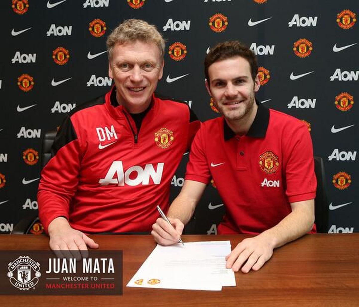 Manchester Unitedi peatreener David Moyes (vasakul) ja klubi värske ost Juan Mata.
