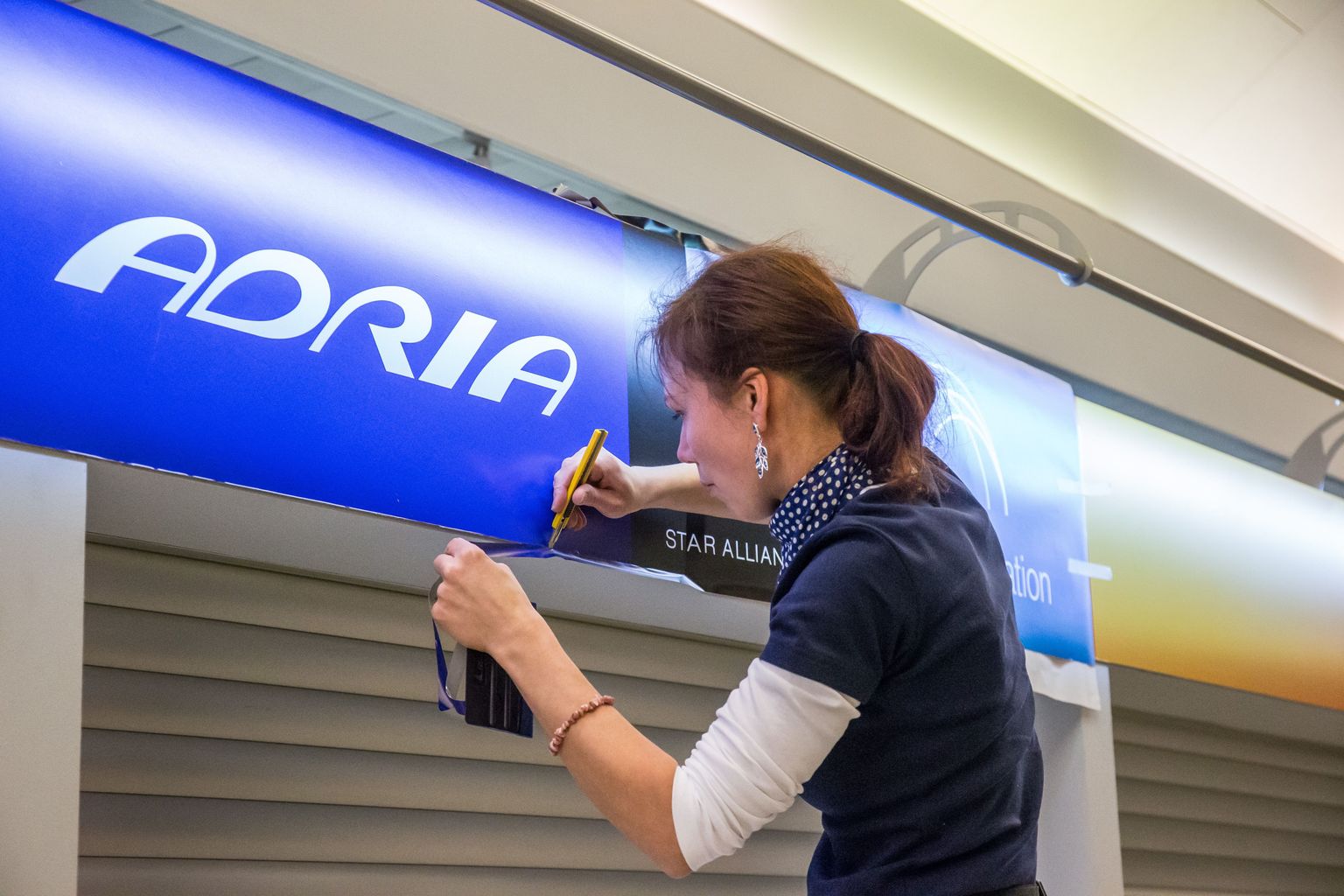 Nordic Aviation on hetkel vaid lendude tellijaks, sest ettevõttel ei ole veel oma lennukeid ega meeskondi. Lende teostatakse koostöös lennufirmadega BMI, Trade Air, NextJet ja Carpatair, kellelt on renditud lennukipark koos meeskondadega ning Adria Airways, kelle poolt on lennuettevõtja sertifikaat, kommertsplatvorm ja piletimüügisüsteem. Pildil siltide vahetus Tallinna Lennujaama piletikassades.