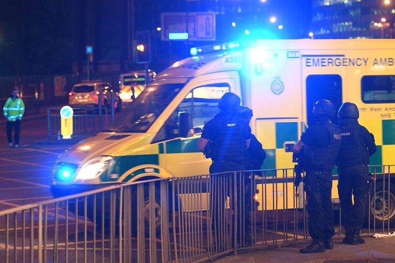Briti politsei eriüksus ja parameedikud Manchester Arena juures 22. mai öösel