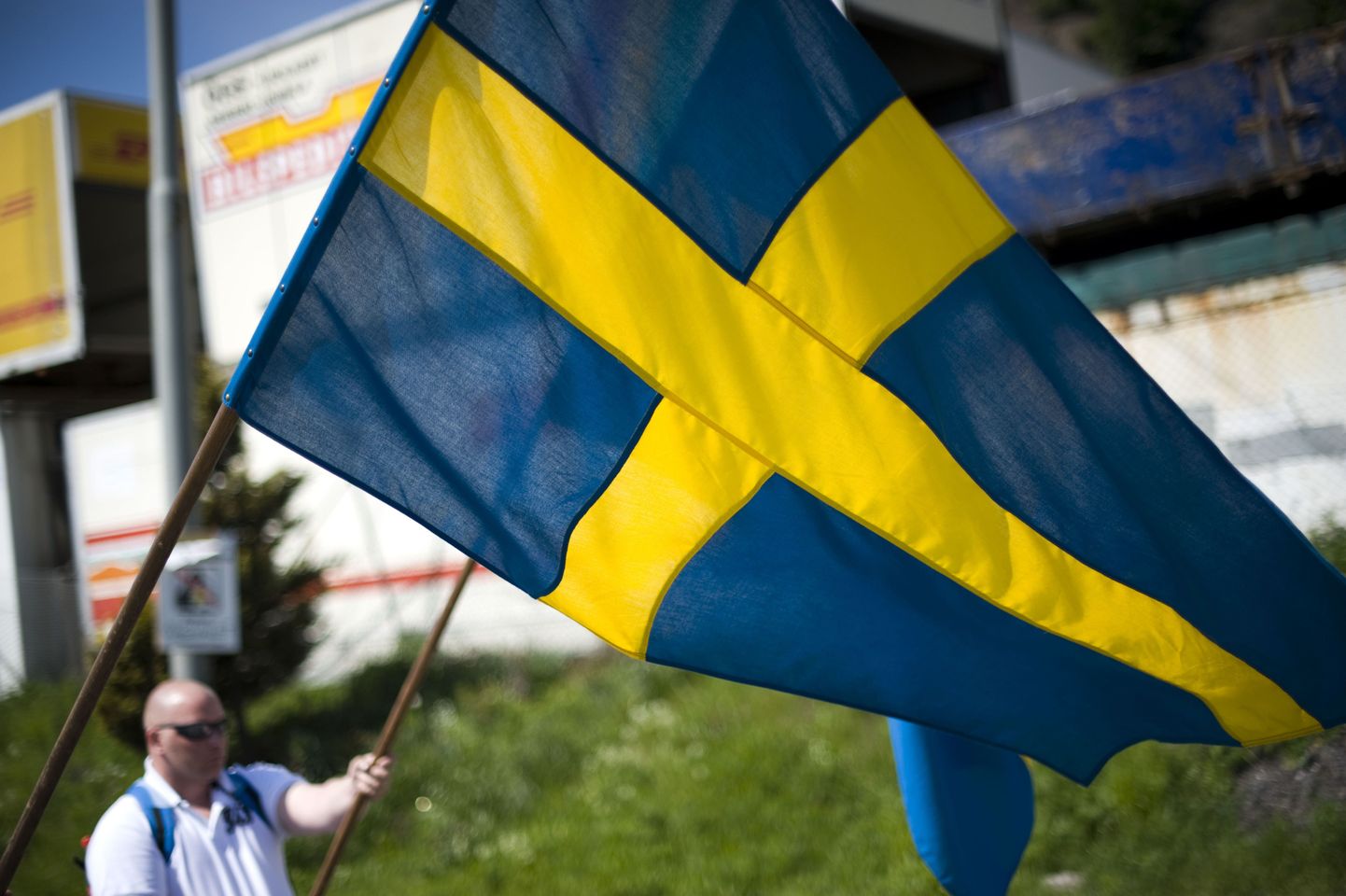 Paremäärmuslane uue mošee rajamise vastasel meeleavaldusel Rootsis.