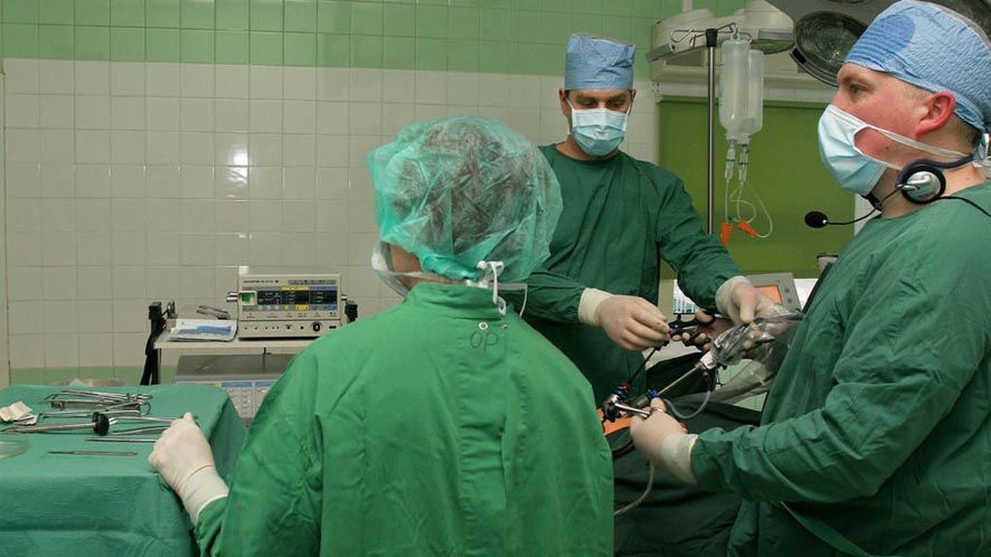 Viljandi haigla kirurgid Tiidrek Koemets ja Andres Tiit sapipõie laparoskoopilist lõikust tegemas.