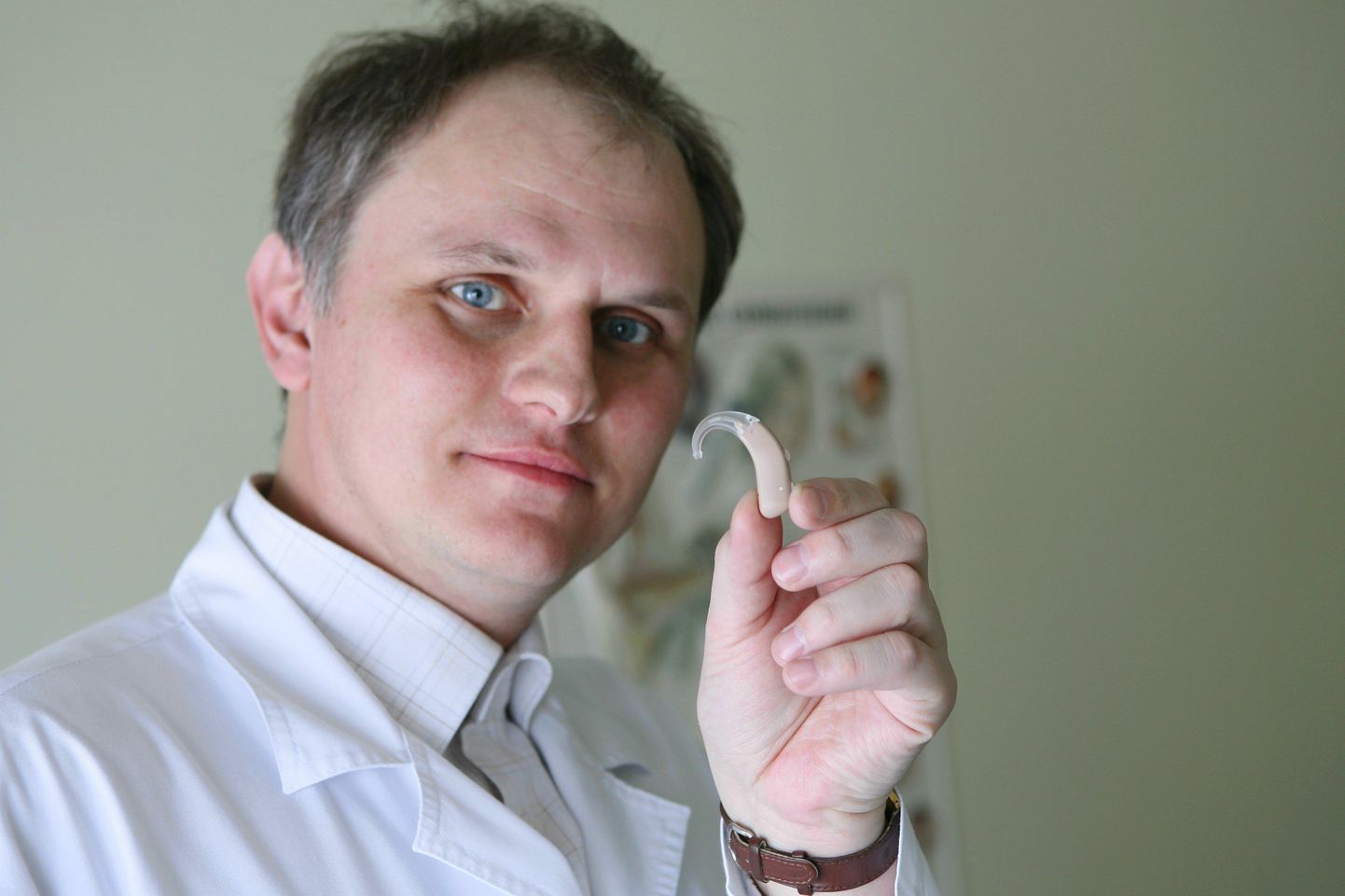 Viljandi haigla kõrva-nina-kurguarst Marek Metsmaa näitab väikest ja täiuslikku kuuldeaparaati.